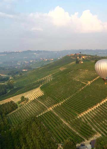 Group hot air balloon ride in Barolo (Cuneo, Italy)
