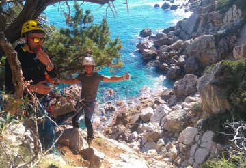 Abseiling a Pedra Longa sulla costa di Baunei