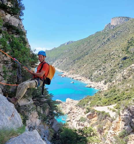 Abseiling a Pedra Longa sulla costa di Baunei