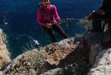Abseiling a Pedra Longa sulla costa di Baunei