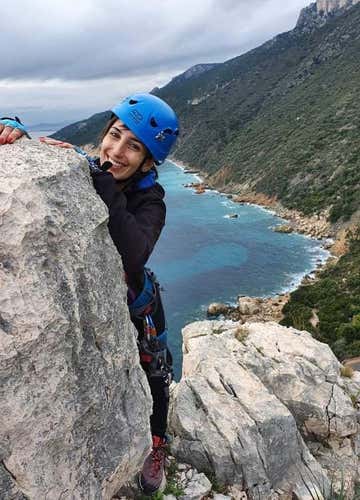 Abseiling a Pedra Longa sulla costa di Baunei