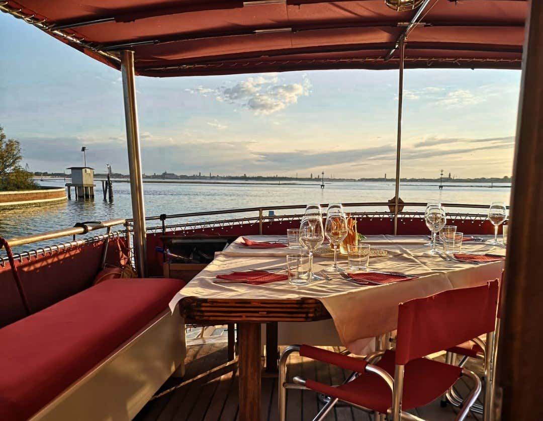 Tour in barca a Venezia con aperitivo al tramonto