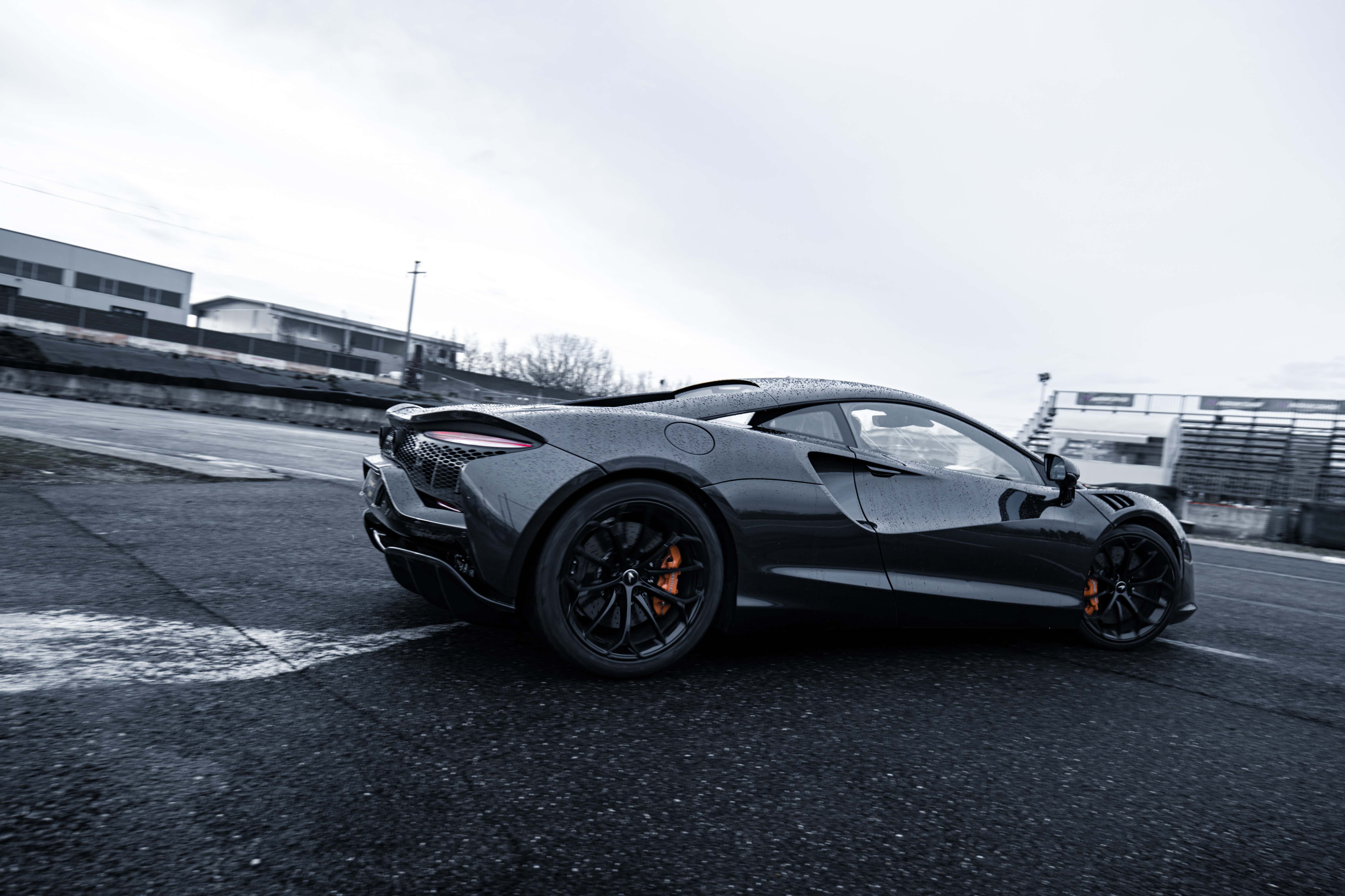 Guida sportiva in McLaren Artura al Circuito Tazio Nuvolari