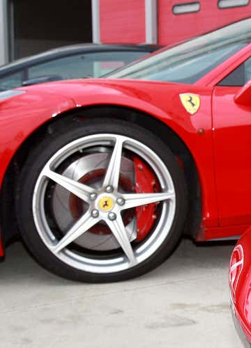 Guida sportiva in Ferrari al Circuito Internazionale di Latina