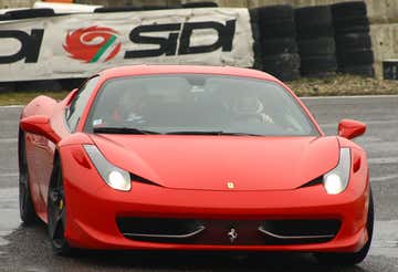 Guida sportiva in Ferrari al Circuito Internazionale di Latina