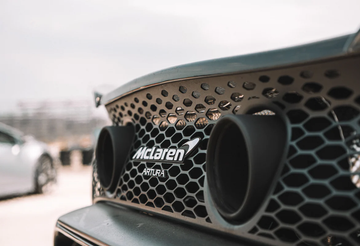 Guida sportiva in McLaren Artura al Circuito Internazionale di Busca