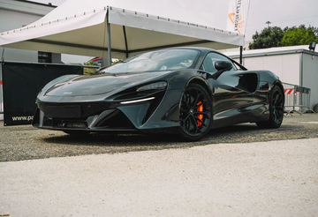 Guida sportiva in McLaren Artura al Circuito Internazionale di Busca