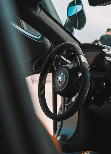 Guida sportiva in McLaren Artura al Circuito Internazionale di Busca