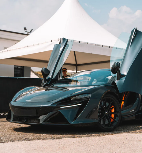 Guida sportiva in McLaren Artura al Circuito Internazionale di Busca