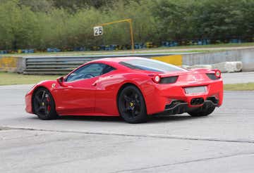 Guida sportiva in Ferrari al Circuito Internazionale di Latina