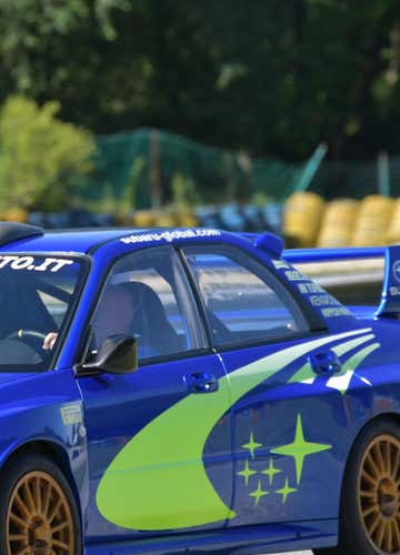 Guida sportiva in Subaru Impreza WRC al Circuito Internazionale di Busca