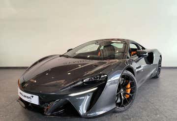 Sport driving test in McLaren Artura at Castelletto Circuit