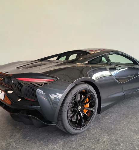 Sport driving test in McLaren Artura at Castelletto Circuit