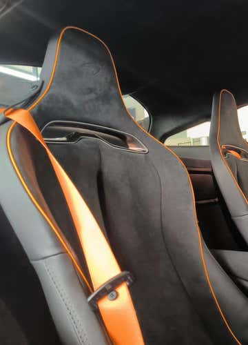 Sport driving test in McLaren Artura at Castelletto Circuit