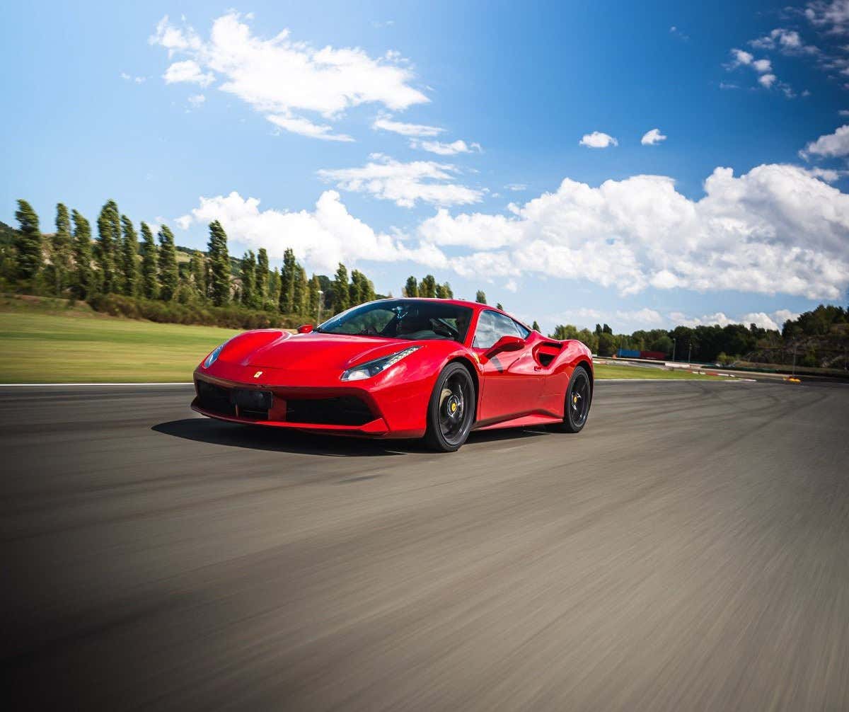 Guida sportiva in Ferrari 488 GTB al Mugello Circuit