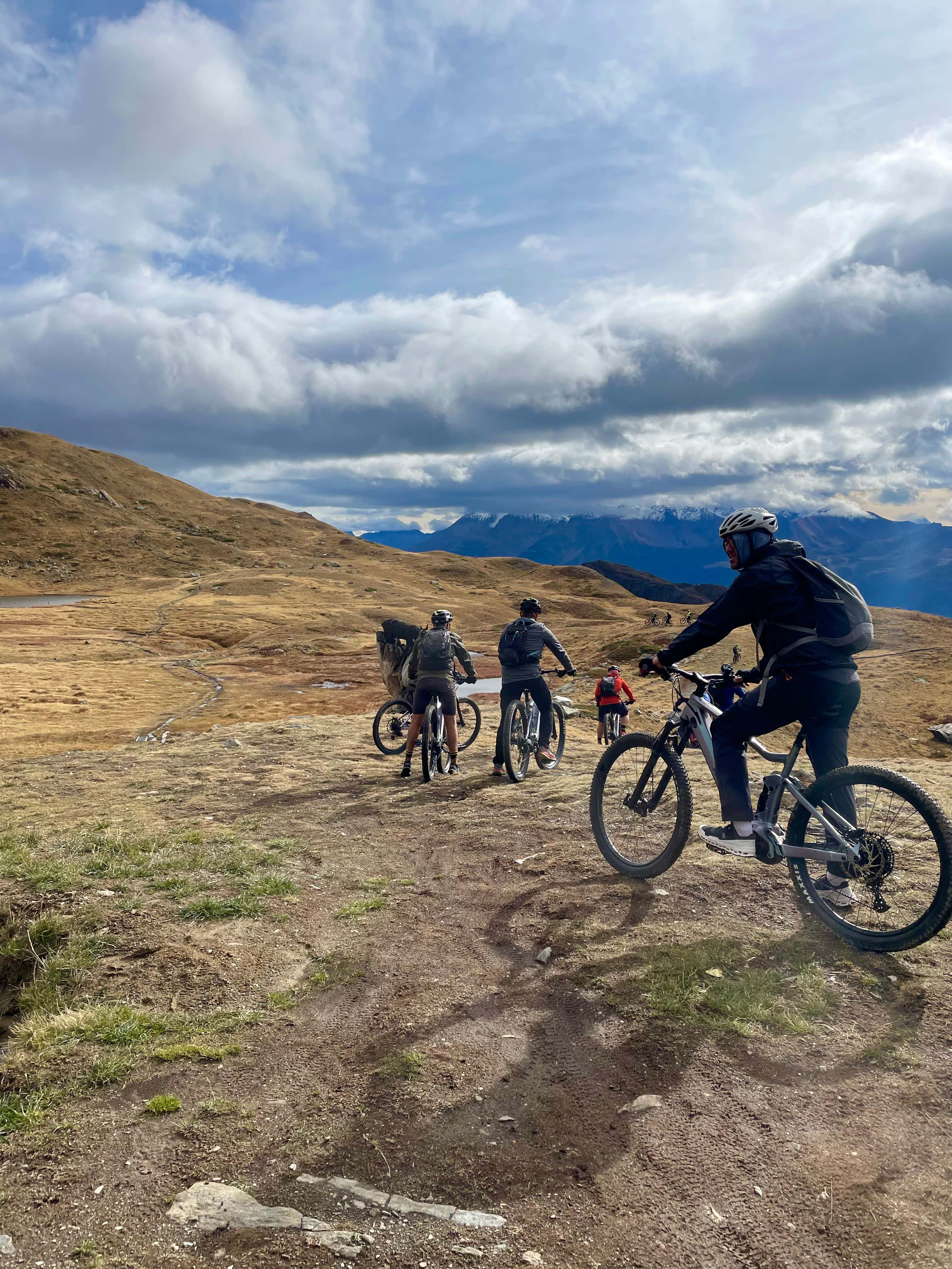 Tour di giorni in e-MTB vicino ad Aosta con cena tipica e notte