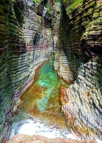 River trekking in the Straits of Giaredo in Massa Carrara