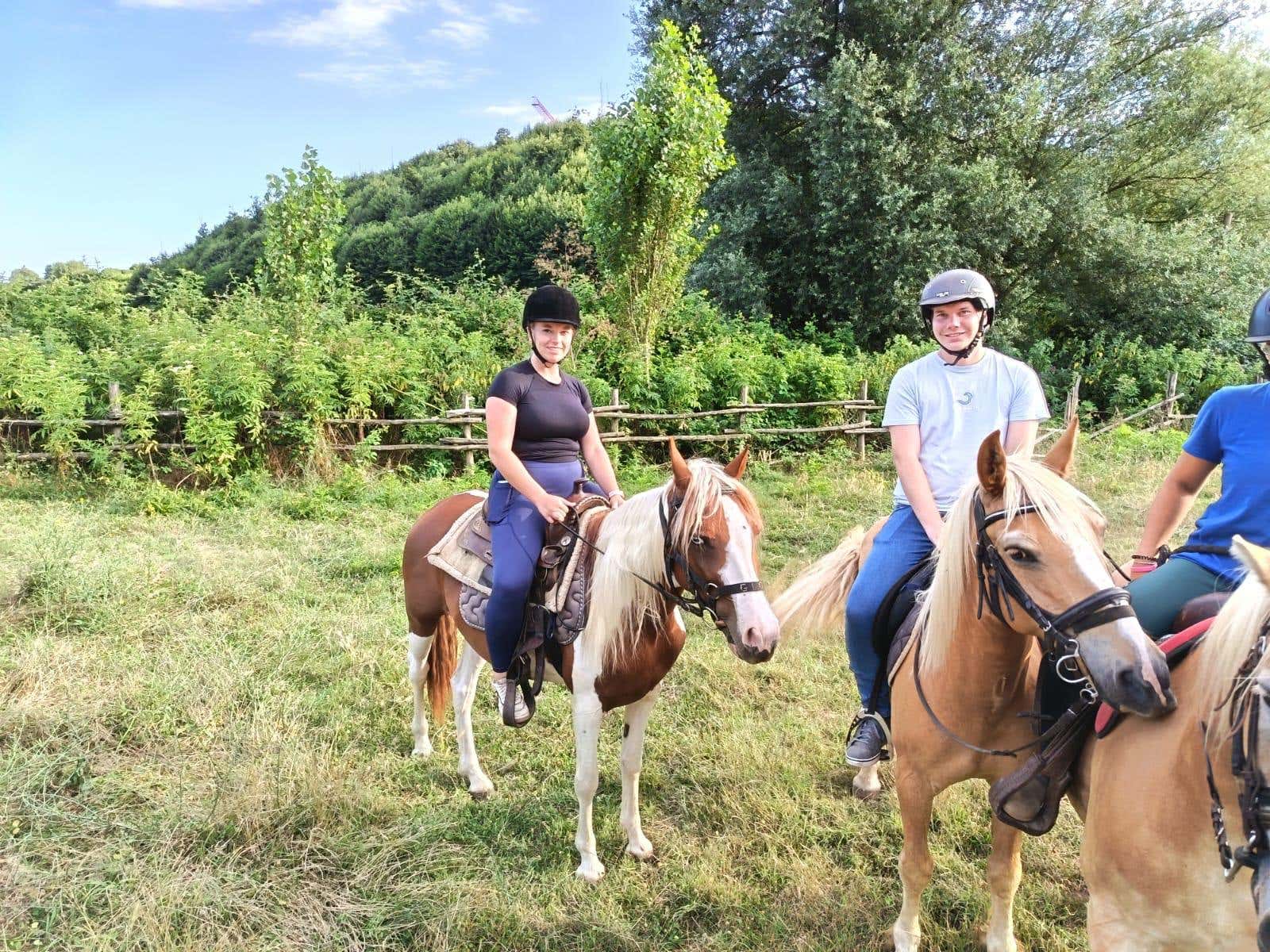 Passeggiata a cavallo di coppia nella natura di Castelnuovo di Farfa