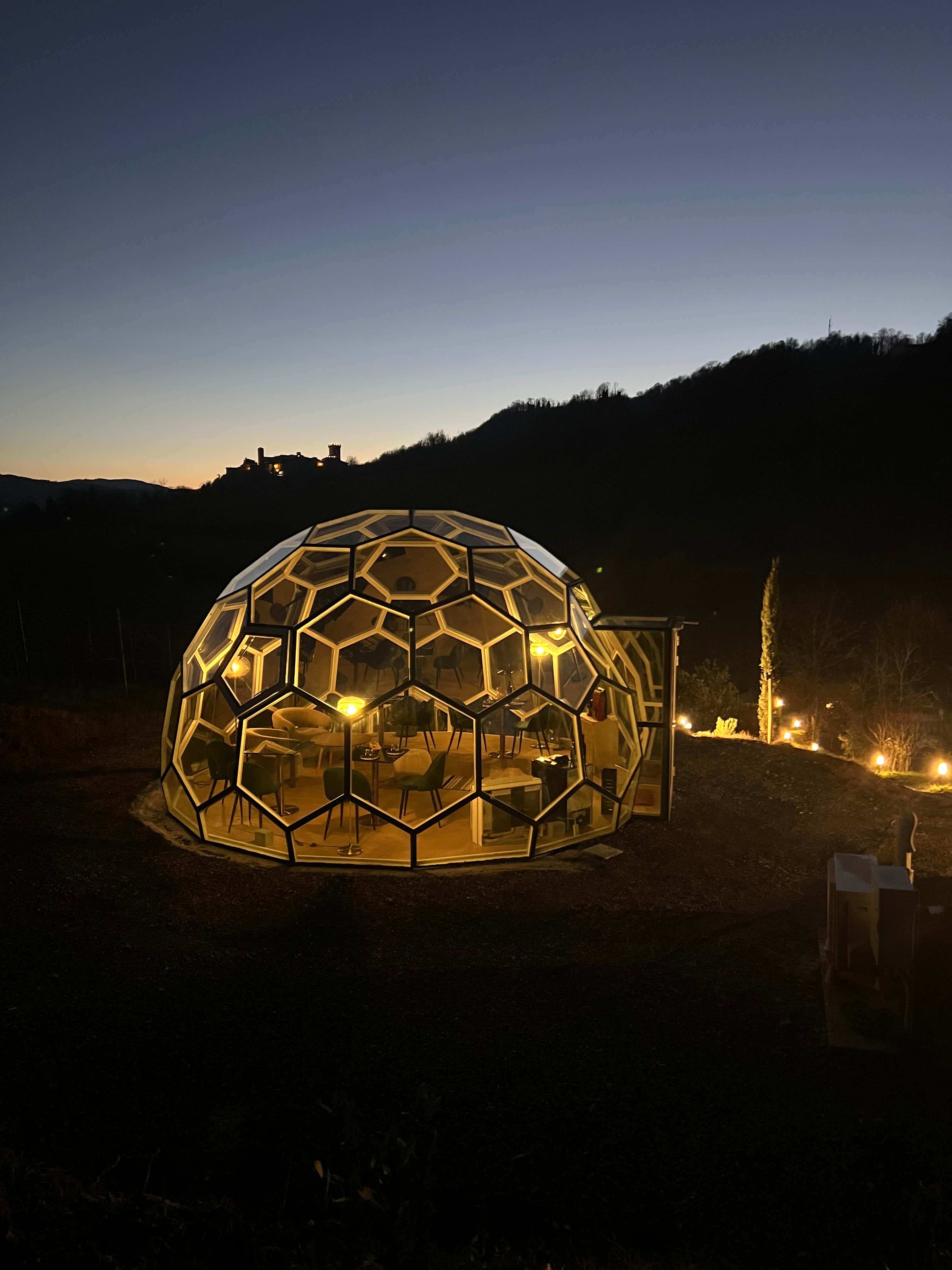 Degustazione vini in bubble room tra le vigne con vista panoramica sul Castello di Vigoleno