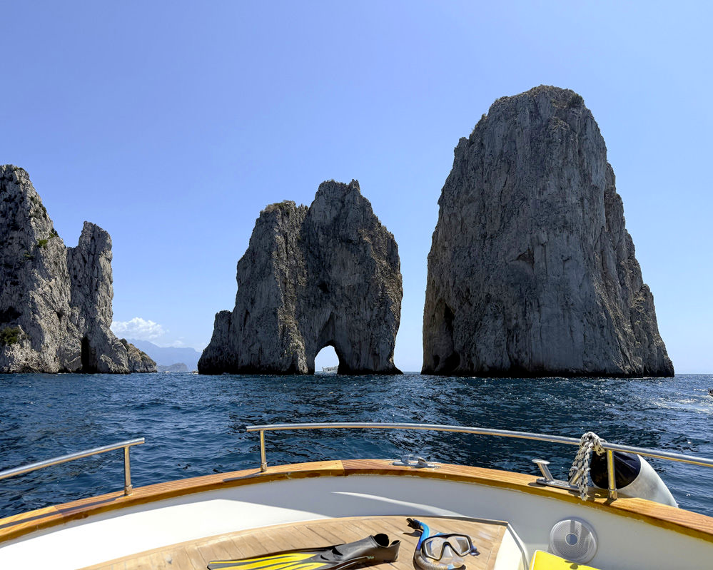 Tour in barca da Positano a Capri con snorkeling e brindisi al tramonto