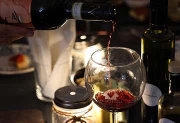 Winery visit with lunch and wine tasting in the province of Siena