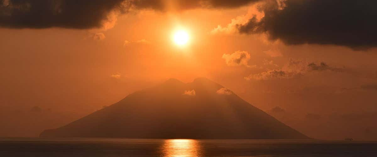 Tour giornaliero in motonave a Panarea e Stromboli da Salina