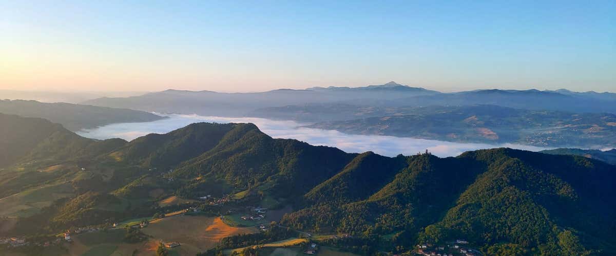 Volo in mongolfiera all'alba sull'Appennino Tosco-Emiliano