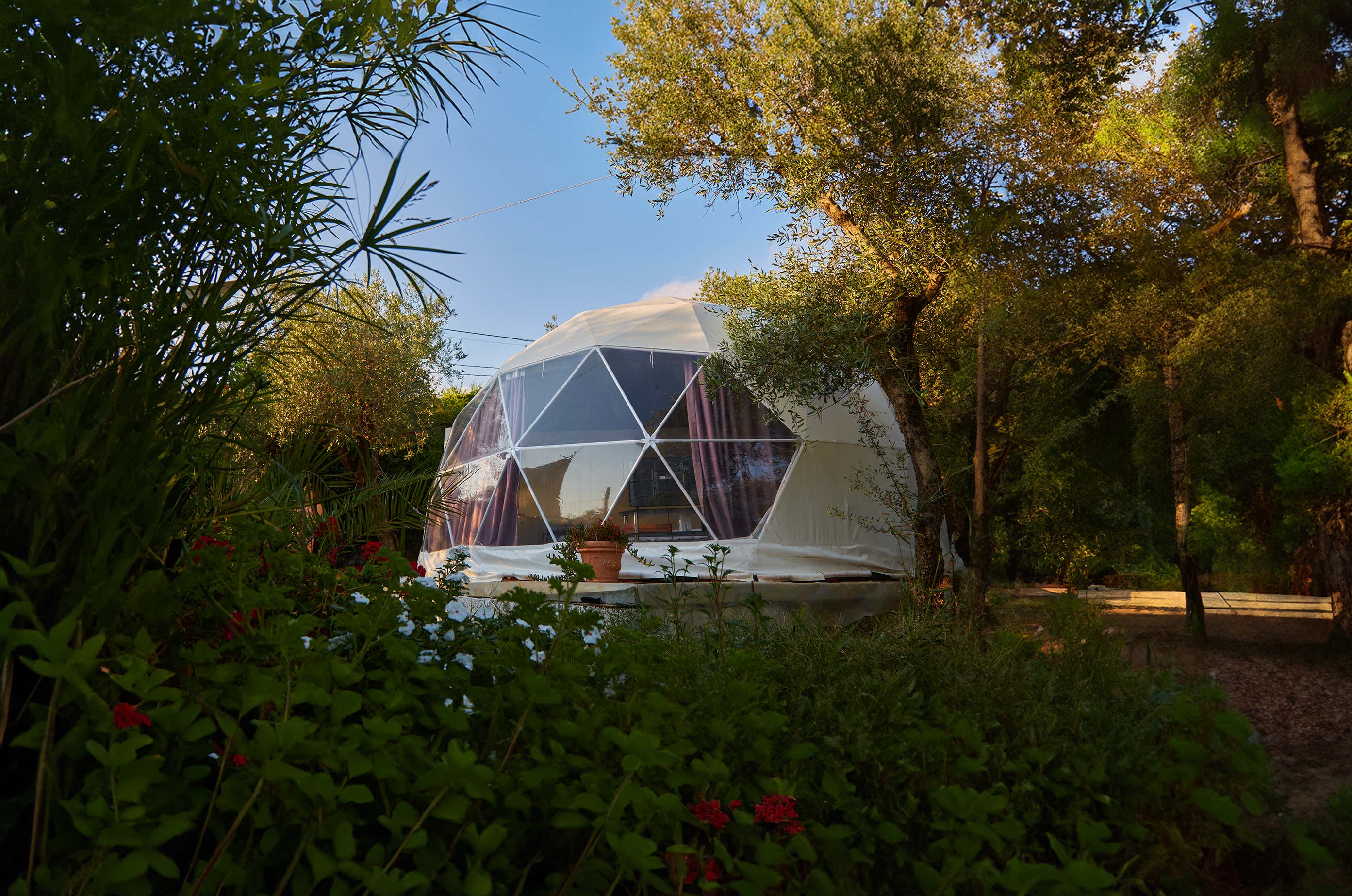 Notte in Glamping Dome per famiglie e colazione in provincia di Latina