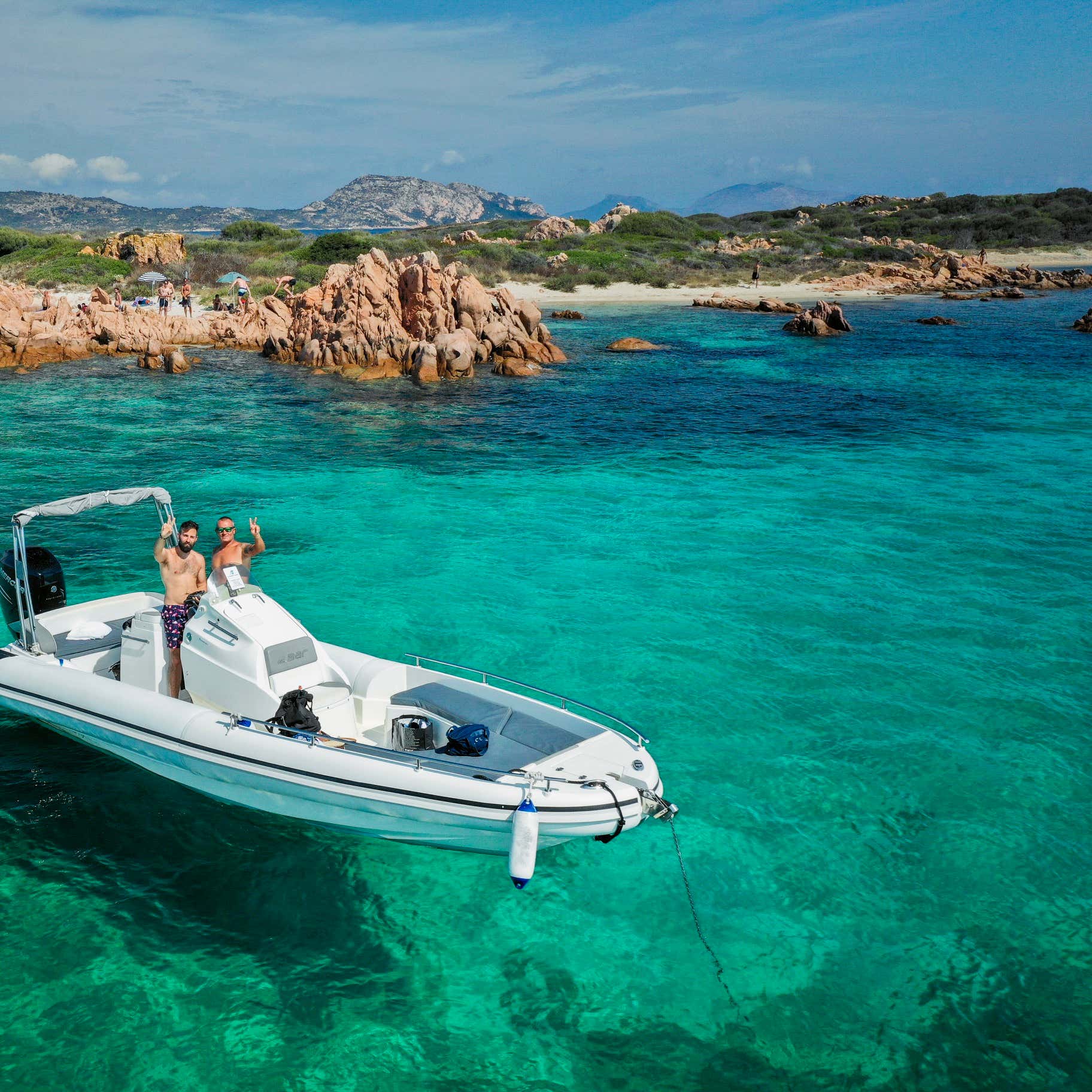 Tour in gommone con avvistamento delfini, snorkeling e aperitivo a ...