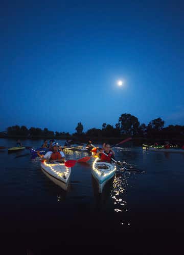 Kayak tour under the stars on Lake Fondi