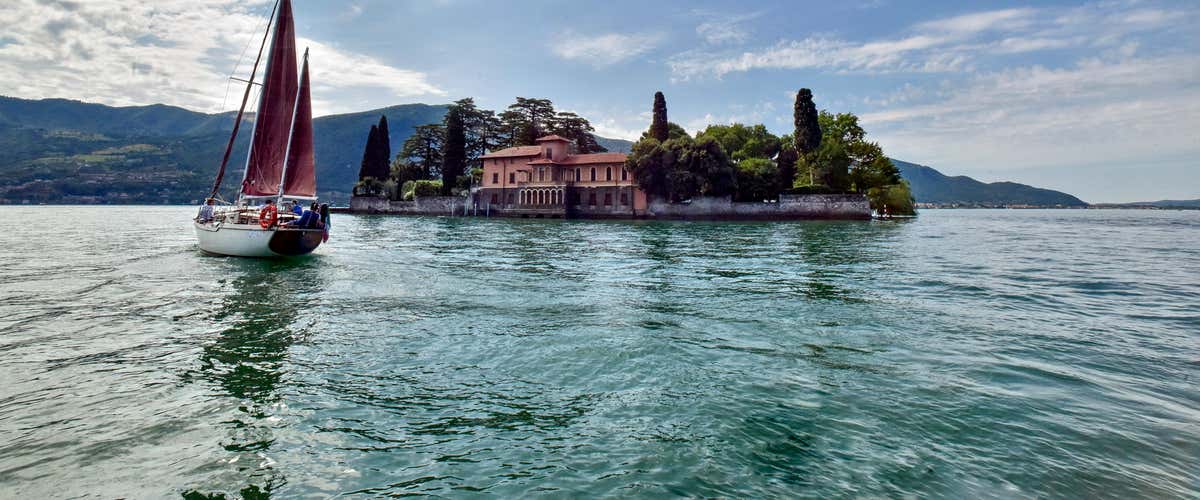 Tour in barca a vela privata di 3 ore sul Lago d'Iseo con aperitivo