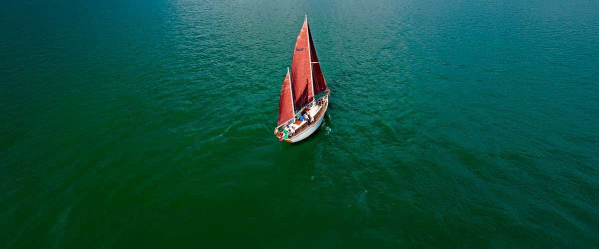 Escursione in barca a vela privata di 3 ore sul Lago d'Iseo