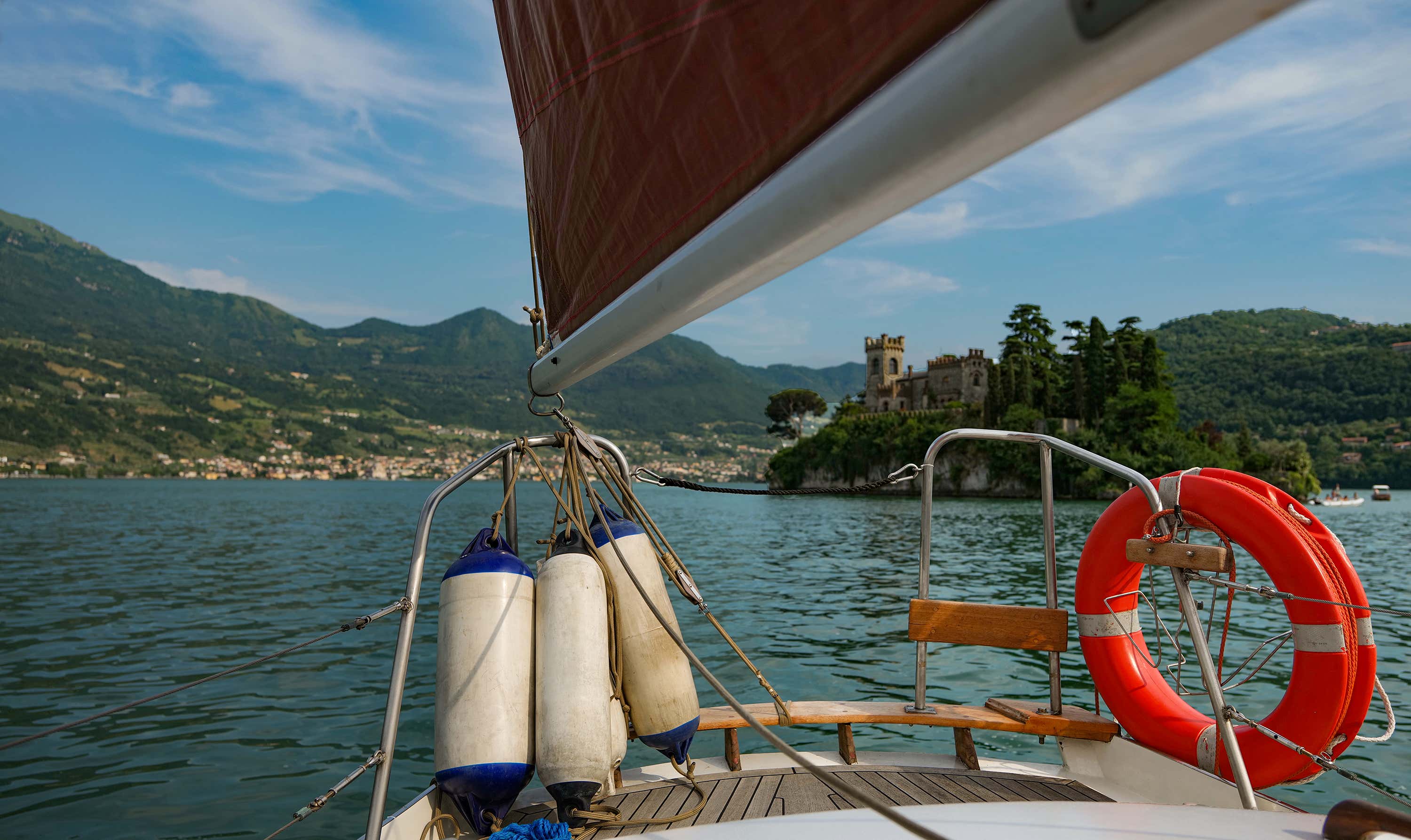 Private 2-hour sailing tour on Lake Iseo with aperitif