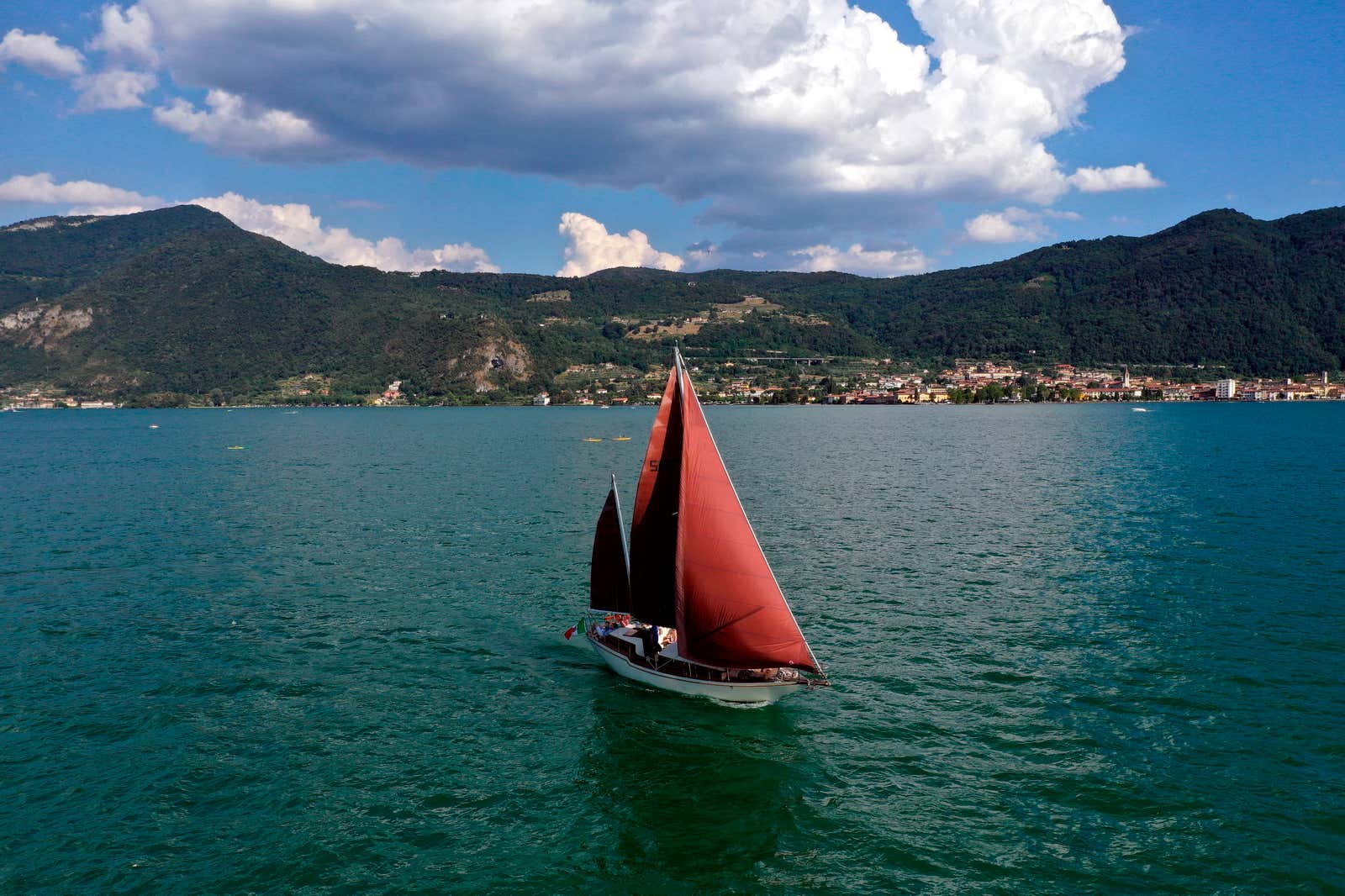 Private 2-hour sailing tour on Lake Iseo with aperitif