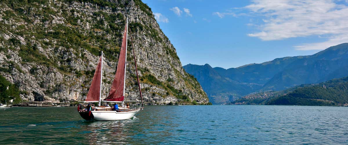 Giornata in barca a vela privata sul Lago d'Iseo con aperitivo