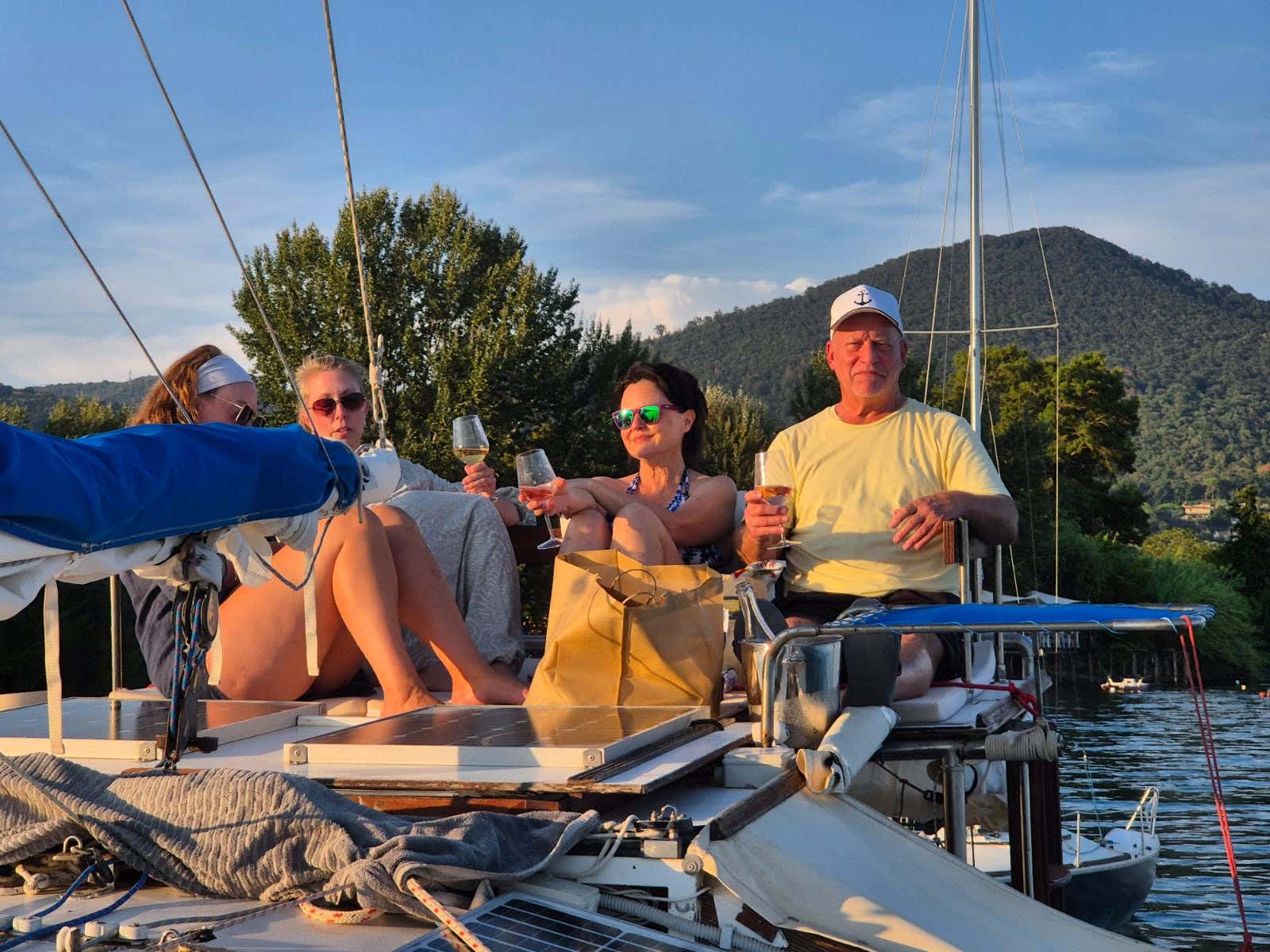 Aperitivo in catamarano al tramonto sul Lago di Bracciano