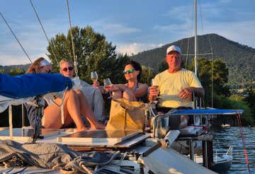Aperitivo in catamarano al tramonto sul Lago di Bracciano 
