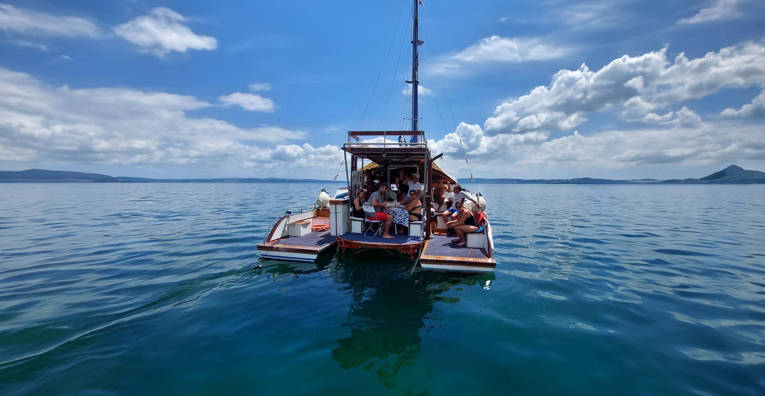 Giornata in catamarano sul Lago di Bracciano con pranzo