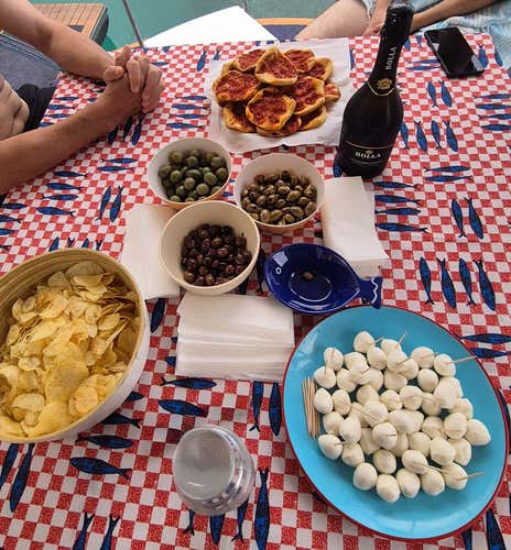 Aperitivo in catamarano al tramonto sul Lago di Bracciano 