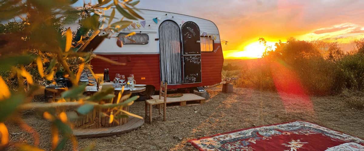 Notte in vintage caravan nell'entroterra sardo