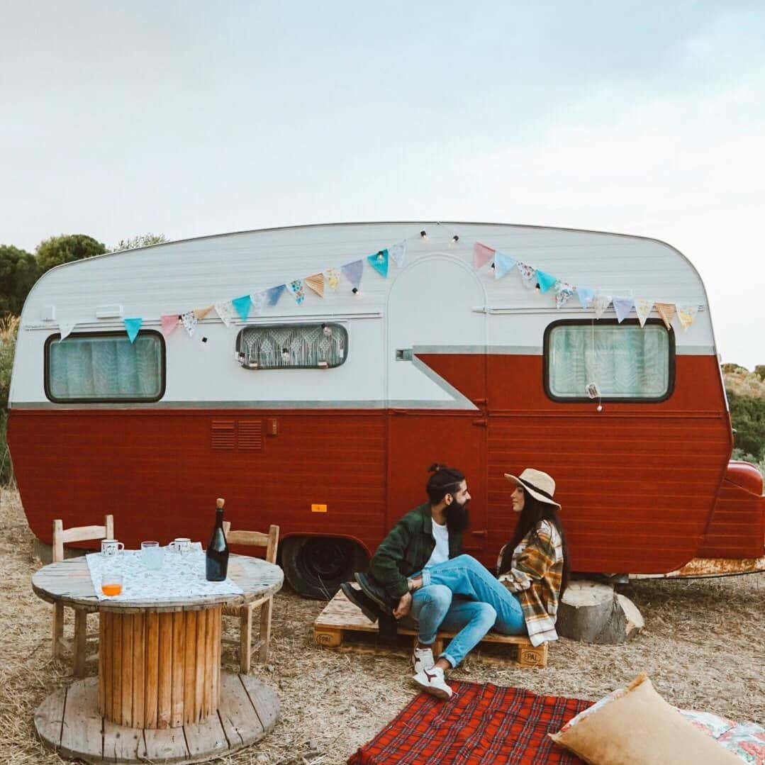 Soggiorno in vintage caravan con degustazione in frantoio e picnic nell’entroterra sardo