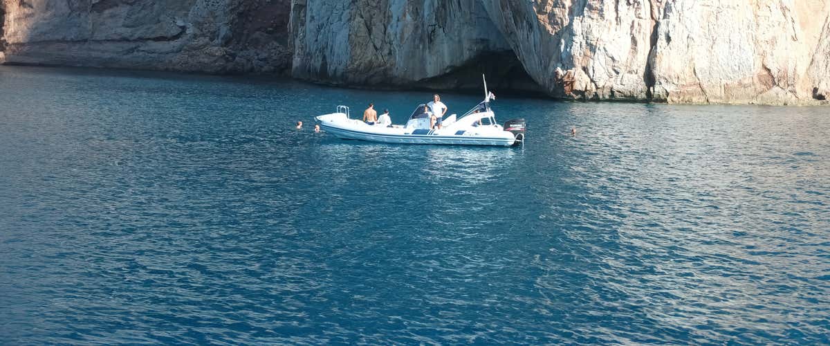 Mezza giornata in gommone a Porto Flavia e aperitivo