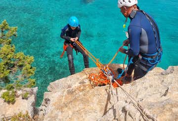 Coasteering a Cala Dragunara lungo la costa di Alghero