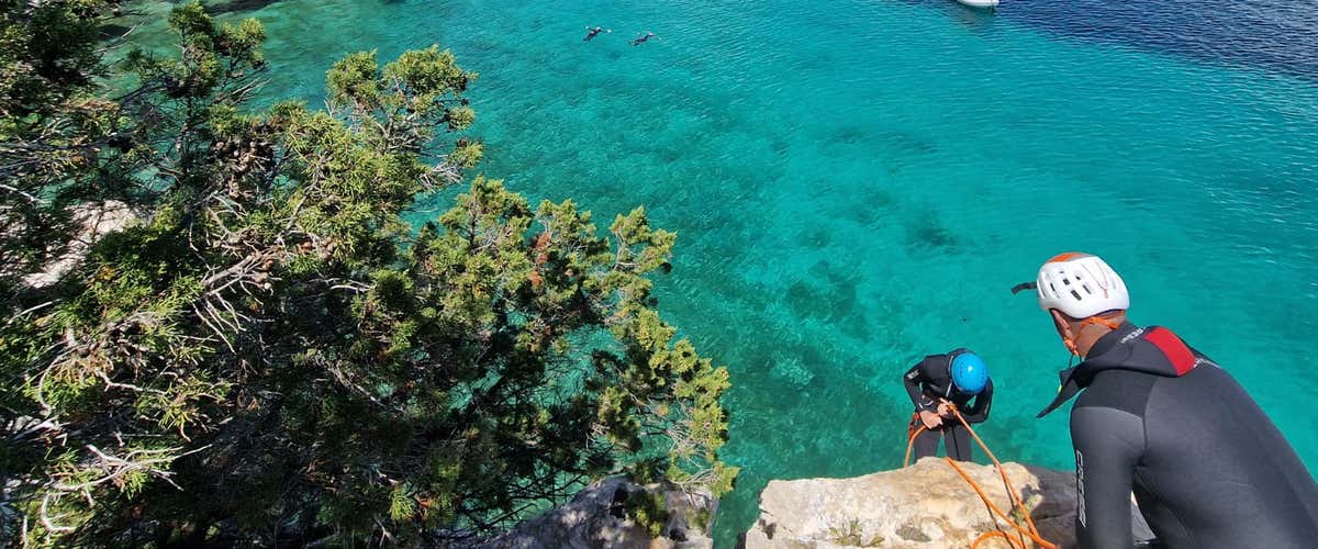 Coasteering a Cala Dragunara lungo la costa di Alghero