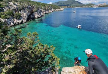 Coasteering a Cala Dragunara lungo la costa di Alghero