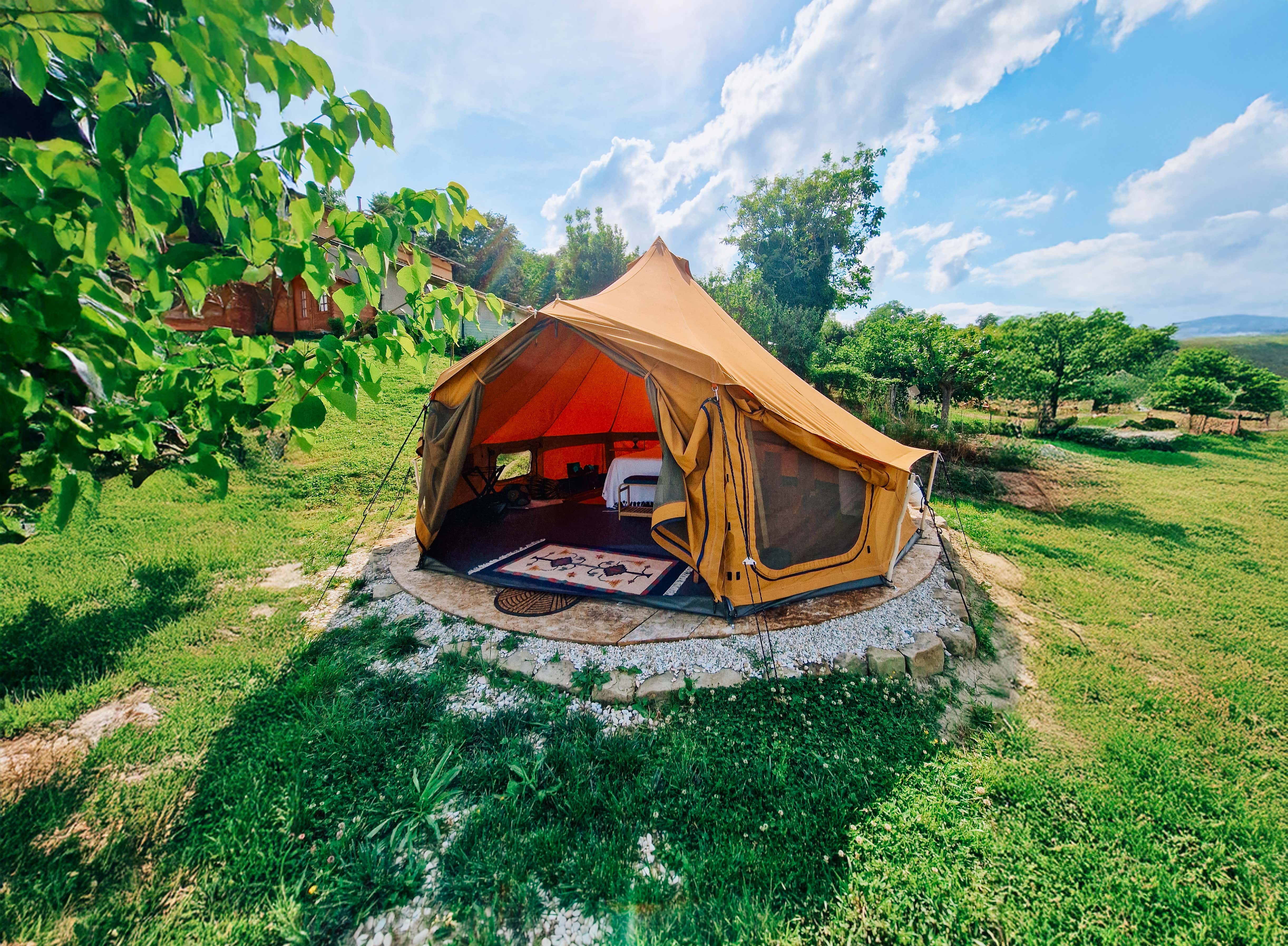 Notte in tenda glamping e colazione con vista sui colli marchigiani