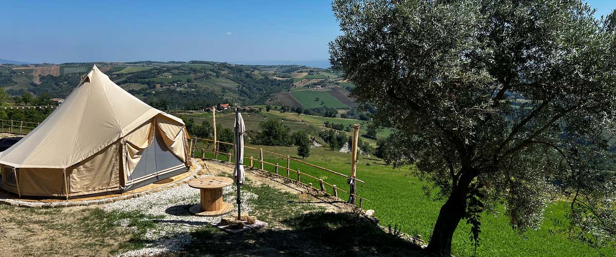 Night in a glamping tent and breakfast with a view of the Marche hills