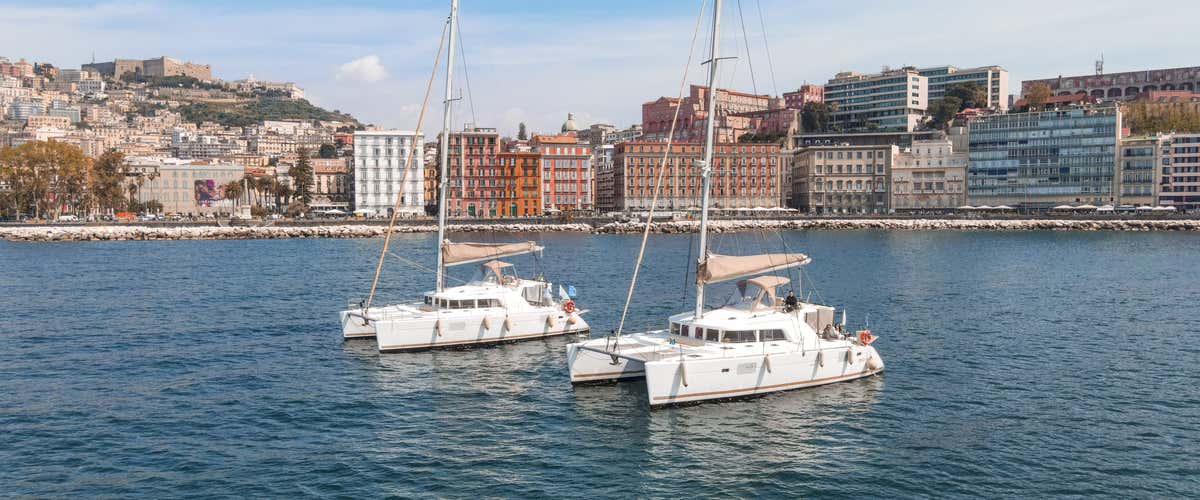 Aperitivo in catamarano al tramonto con vista su Napoli