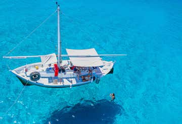 Escursione giornaliera in barca a vela a Carloforte con pranzo