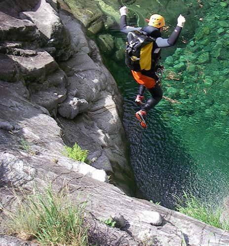 Advanced canyoning in Val Bodengo for experts